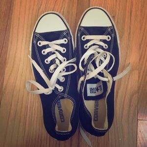 Women’s sz 7 Black Converse Chuck Taylors Low Top